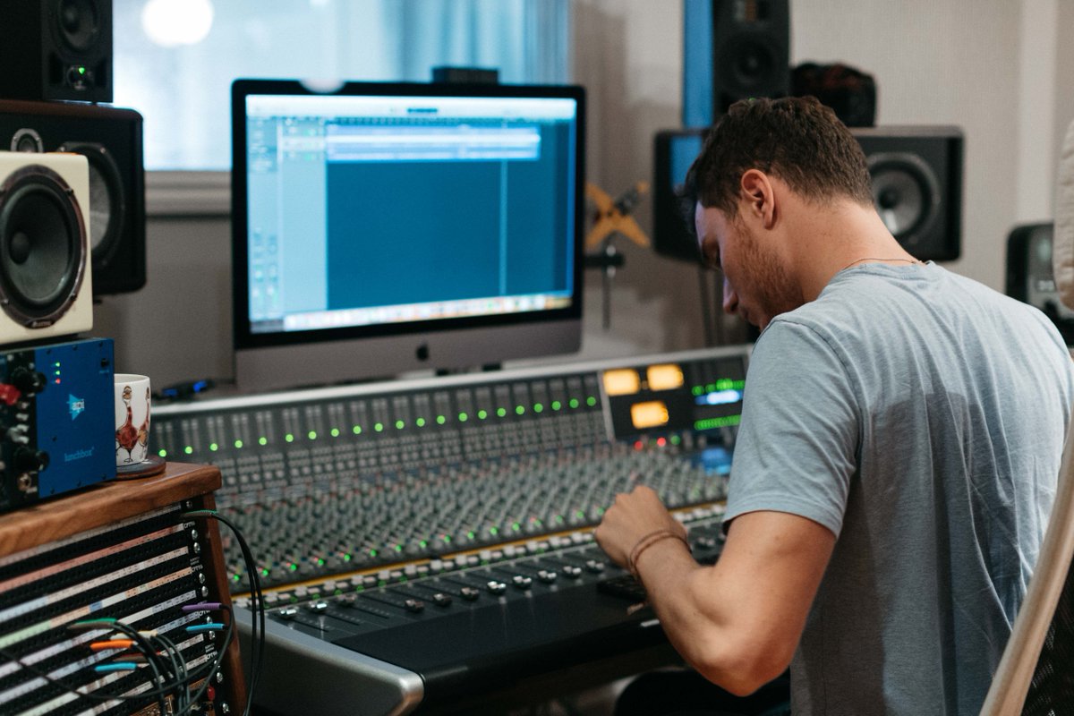 FairlightInc's tweet image. @blakemusicnz stopped by for a live session the other day and what a performance it was. We love running audio through our #AWS924, if you’re looking to get any recordings done feel free to give us a shout!

#fairlightsession #24channelsofwinning