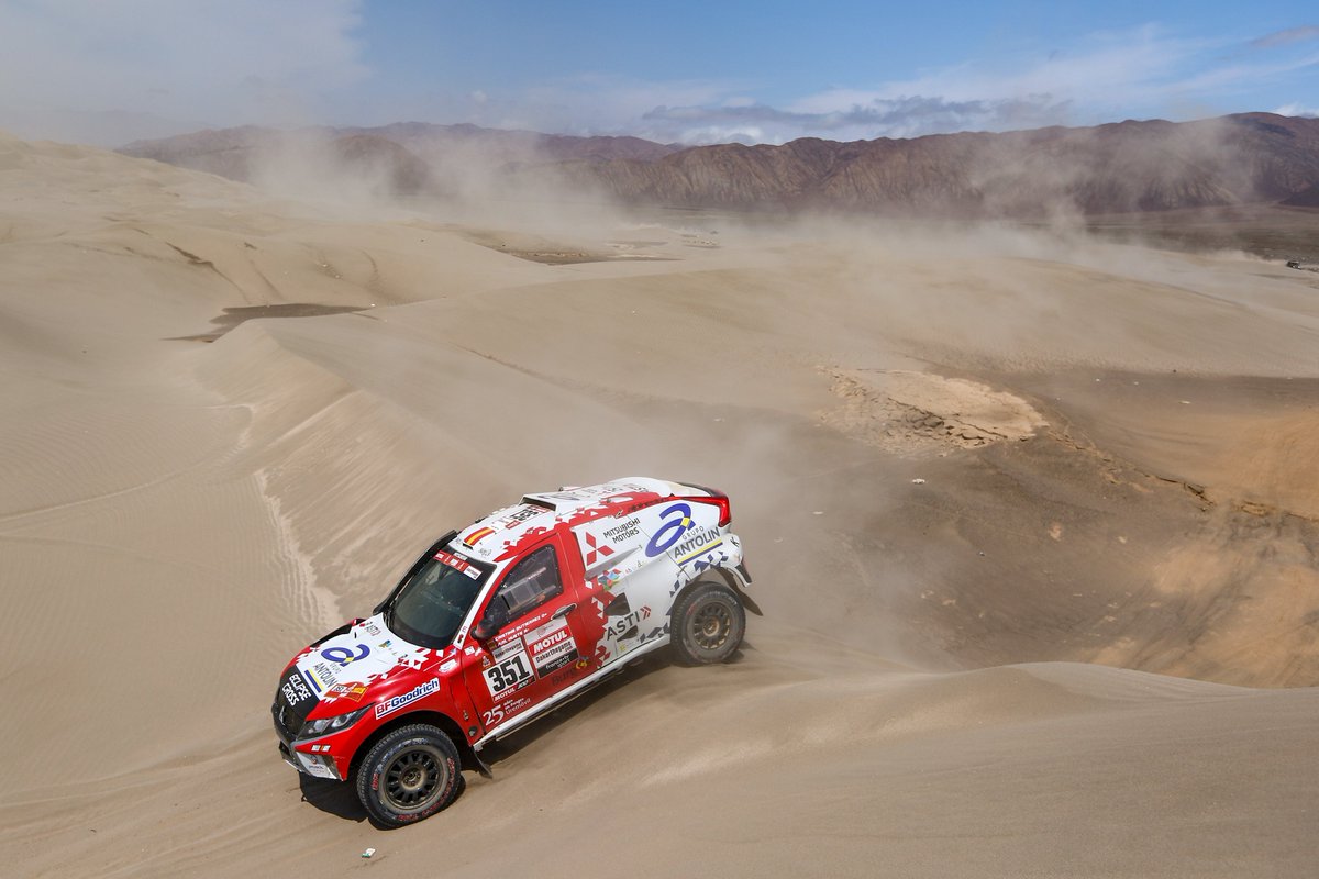 Buenos días! 🙋‍♀️
La foto es de ayer, en la inmensidad de las dunas. A ver qué nos depara hoy la etapa! 😅 
#teamupwithbfg #dakar2019 #BFGRacing