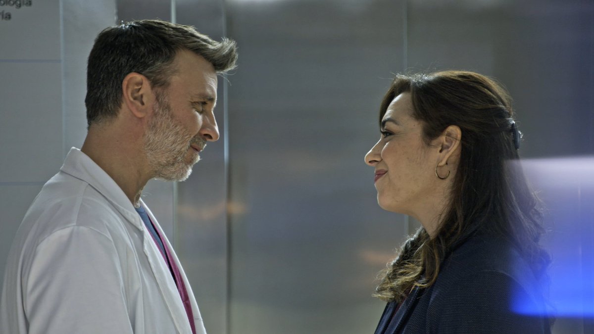 Comienza #Centromedico y la Dra. Vega se sincera con el Dr. Merino respecto a su situación en el hospital, puede que la doctora tenga que abandonar su trabajo para poner en orden su vida. ¿Cómo se tomará el doctor esta noticia? #tve #series #salud #tv