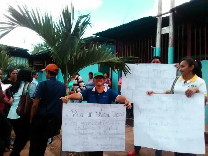 davidrojas1988's tweet photo. Los docentes levantan su voz por un salario justo, #guarico #guaribe #eduacacion #venezuela @traficovv @globovision @CaraotaDigital https://t.co/ZxvVl4NZ8O