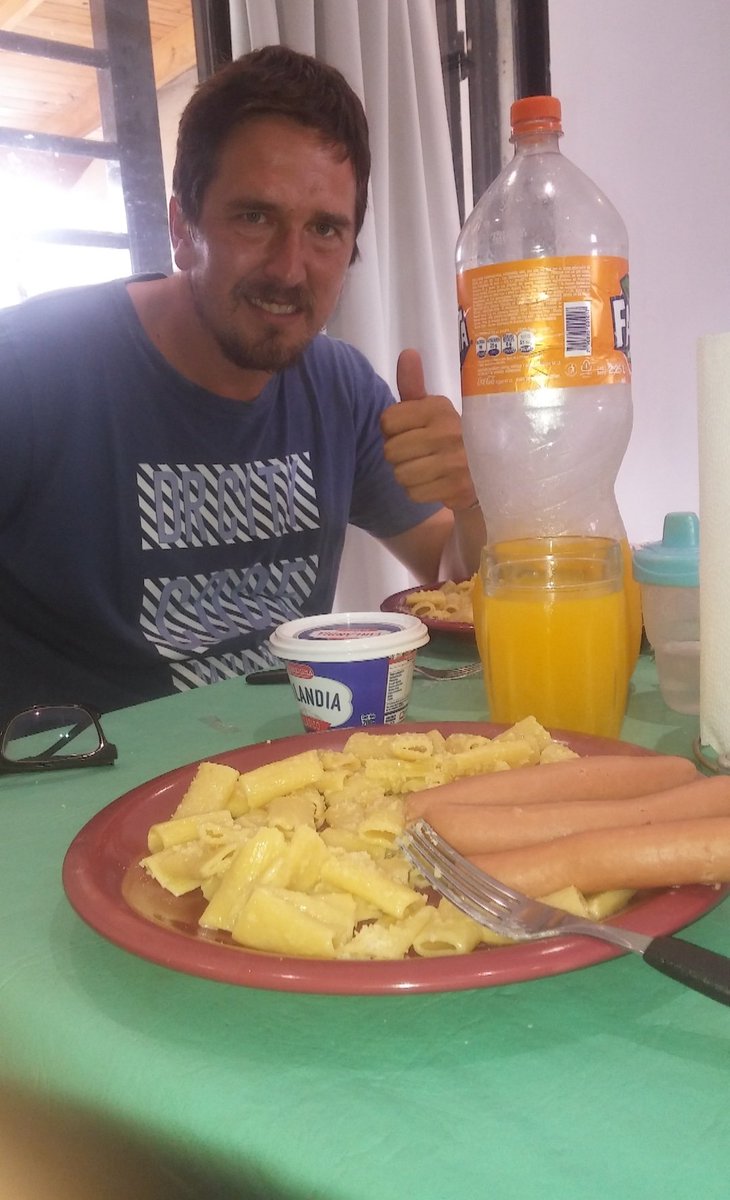fedperalta's tweet photo. Facil entender porque el tri campeonato. El tipo es muy inteligente. Me habla de que al Club le esta costando economicamente y me invita a comer fideos blancos con salchicha, no es fanta es un tang de naranja. Este @marcepetre se pasa... https://t.co/4uGspVhxpZ