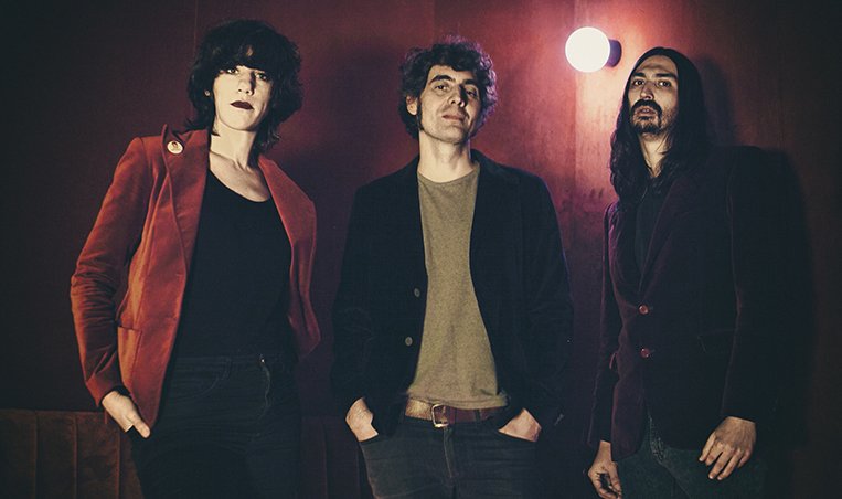 La búsqueda de un sonido diferente que se encuentra entre los setenta y el avant-garde ha situado a Aurora &amp; The Betrayers como la propuesta más auténtica e inclasificable del panorama musical español @wahwah_valencia bit.ly/2AMV6Qi