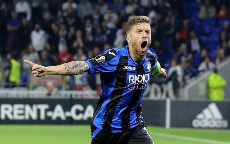 رئيس #الهلال الأمير محمد بن فيصل ومدير الإحتراف "تركي المسند" يتواجدان الآن في إيطاليا، لحسم التفاوض مع إدارة اتالانتا الإيطالي بشأن الأرجنتيني "قوميز".