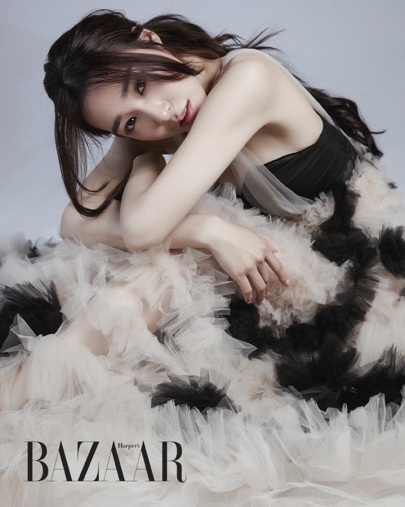 tiffanyyoungbra's tweet photo. 💙🎭 | #TiffanyYoung para Harper's Bazaar Vietnam.

“Conhecimento é poder. Minha experiência pessoal me permite falar o que eu quero e cantar o que eu quero. A singularidade é a chave para a criatividade.”
#BestSoloBreakout #iHeartAwards https://t.co/53HPvza9SY