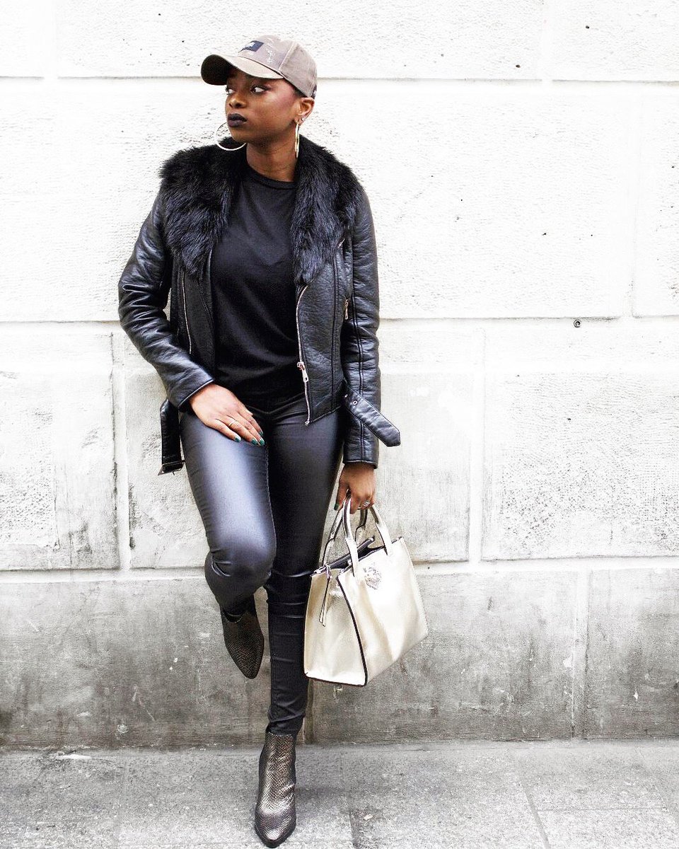 #PSOTW • Cette semaine c’est Salimatou notre Personal Shopper Of The Week. Comme elle dit, voici ‘un look All Black pour un petit air baddie’ ! 
Bonne semaine à tous !

Pantalon : <a href="/newlook/">New Look</a>
T shirt : <a href="/hm/">H&M</a>
Shoes : eram
Sac : <a href="/PARFOIS_/">PARFOIS</a>
Perfecto : <a href="/Forever21/">Forever 21</a>
Casquette : <a href="/sixthjune/">Sixth June</a>