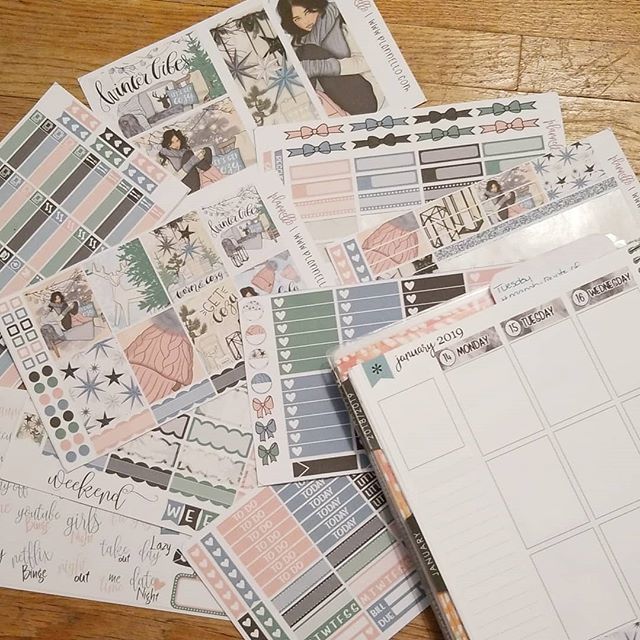 FabOrganized's tweet image. Started planning this week with the prinatable #SweaterWeather weekly kit from @plann.ello 
I pink puffy heart 💗 love it! .
.
.
#eclp #erincondren #printablestickers #winterstickers #winter #january #weeklykit #plannerstickers #planneraddict bit.ly/2FqM9zV