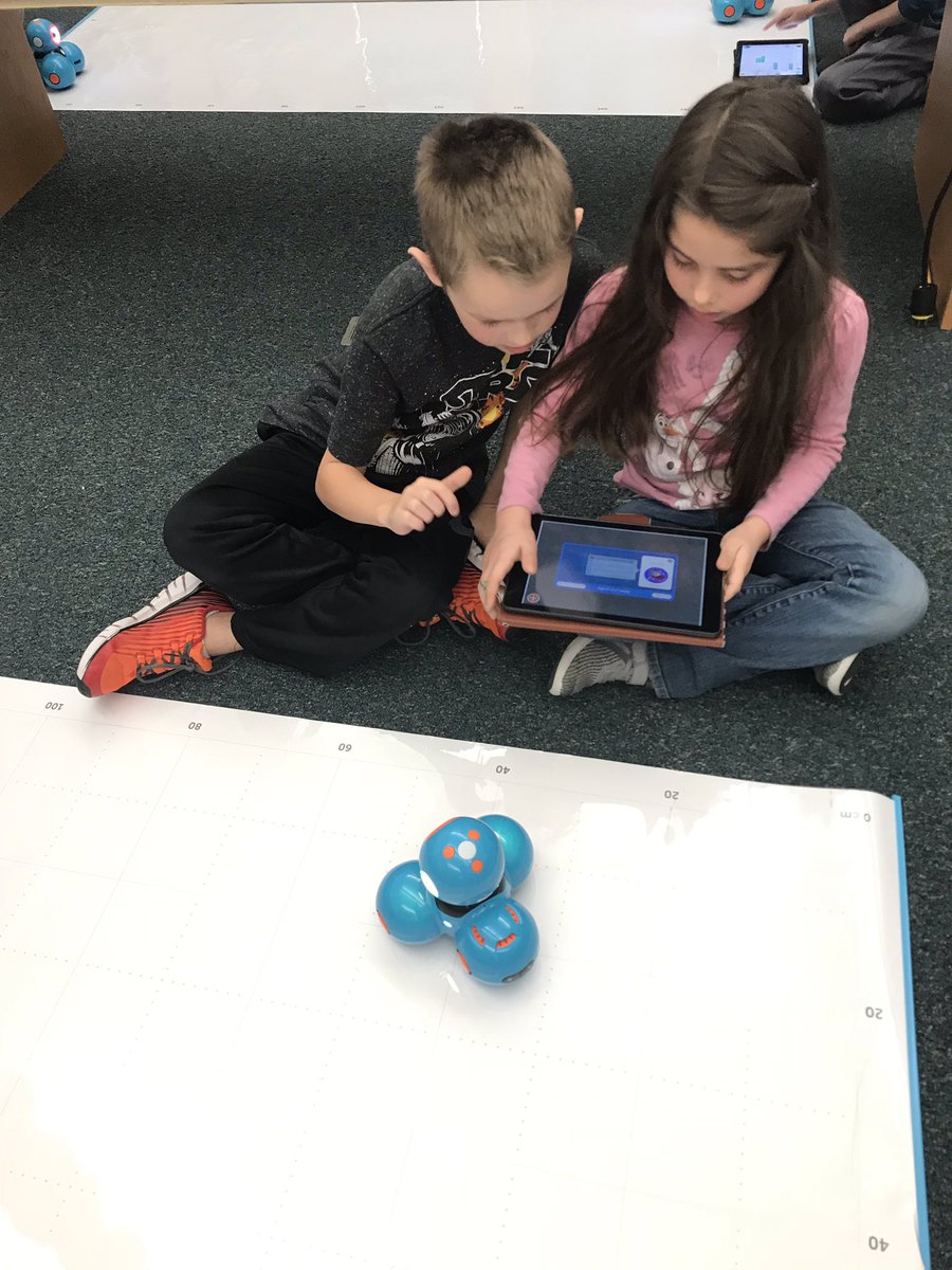 MrsFreund1's tweet photo. So much fun working on CODING today with @mannausau and our friend DASH ! So much learning going on #learningatkelly https://t.co/BRmYU86rtM