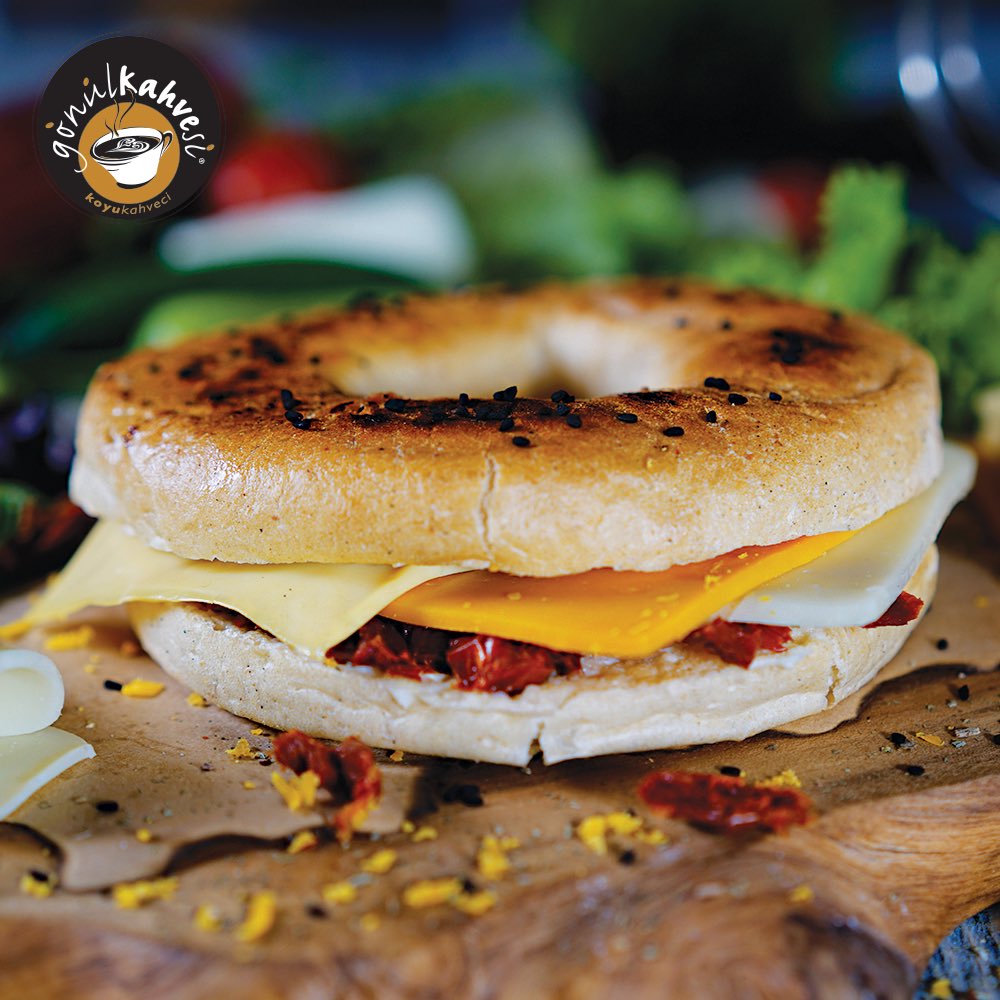 Efsane lezzetlerimizden “Dört Peynirli Sandviç” şubelerimizde sizleri bekliyor.. ♥️
#kahve #koyukahveci #delicious #coffee #gonulkahvesi