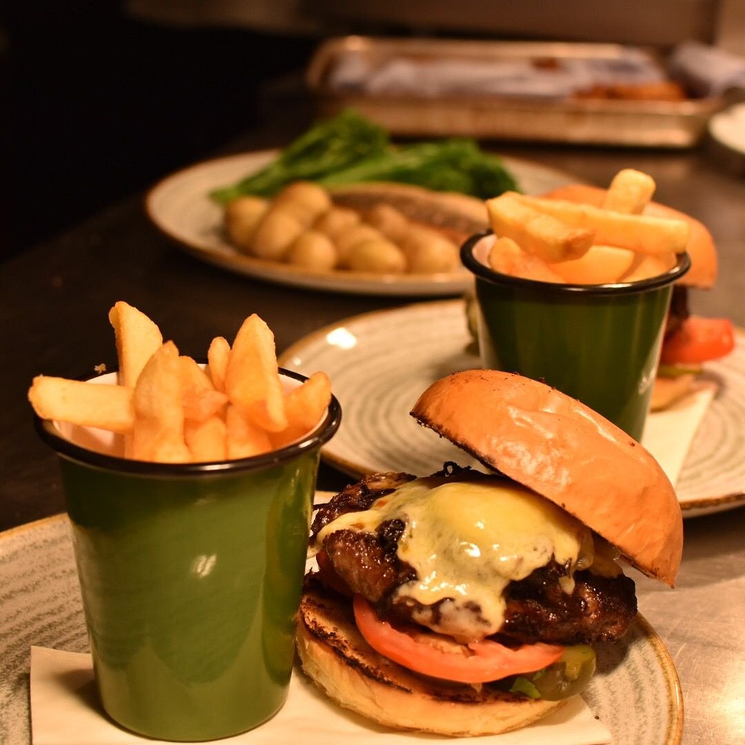 Newmarket boasts some wonderful restaurants which offer up a variety of dishes to satisfy those hunger pangs. 

Keen to sink your teeth into this delightful burger at the <a href="/PantryNewmarket/">The Pantry Fine Food</a>? 

Head to our website for a list of local eateries: bit.ly/2PtyPLN 

#DiscoverNKT