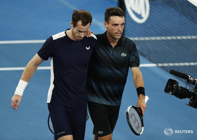 Andy Murray’s hopes of a fairytale swansong at the #AusOpen were crushed in the first round as Roberto Bautista Agut held off a thrilling fightback https://reut.rs/2FxaTG3