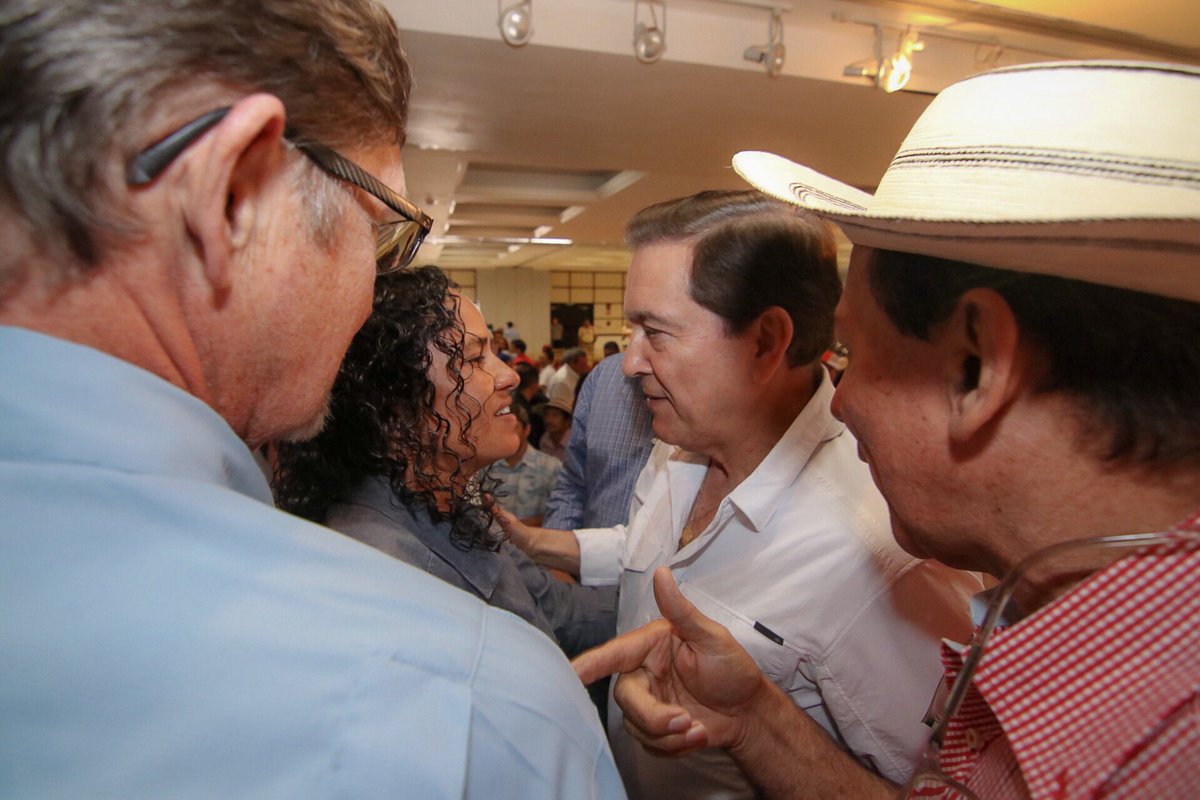 Ayer en nuestra reunión con productores nacionales aproveché la oportunidad para reafirmar mi compromiso con el sector. 
En el Buen Gobierno garantizaremos la producción local con el programa #EstudiarSinHambre adquiriendo productos nacionales de primera calidad.