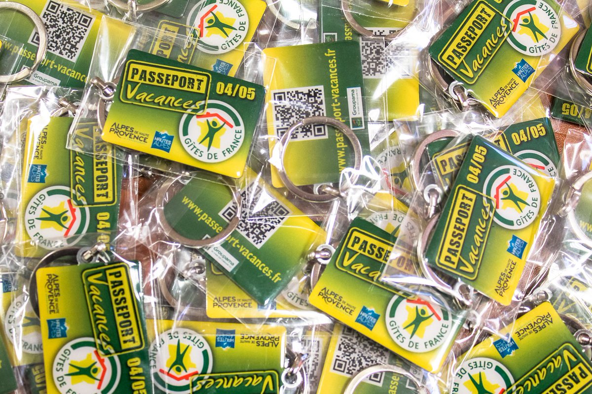 GitesdeFrance04's tweet photo. Les nouveaux Passeports Vacances des Gîtes de France 04/05 sont arrivés ! Ce sont en fait les porte-clés de l'hébergement que vous allez louer... 🗝️🔑🙂 https://t.co/Pt2KdX9rs3