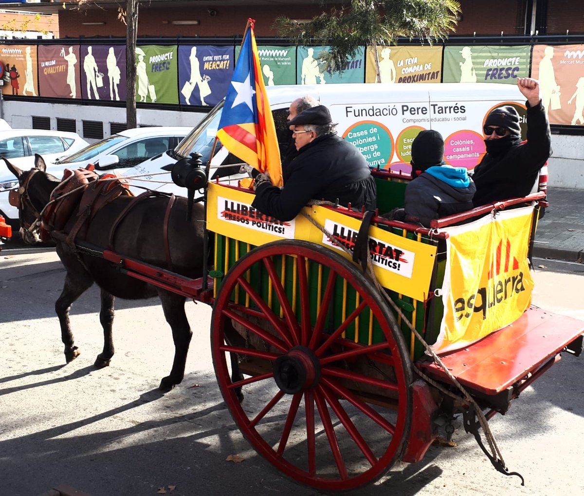 martorell_erc's tweet photo. La Secció local d'erc Martorell ha participat un any més a la festa dels 3 tombs organitzada pels Amics de Sant Antoni Abat. #tradicio #cultura #3tombs #amicsdesantantoniabad #Martorell #Llibertatpresospolíticsiexiliats https://t.co/aKwDEz2O0p