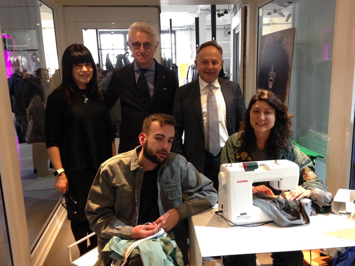 ITAtradeagency's tweet photo. Il Presidente ICE Carlo Ferro e il cons. Mazzarella con le giovani eccellenze artigiane del #madeinitaly @whitemilano .
Vogliamo sostenere il circolo #virtuso fatto di #creatività, #ecosotenibilità, #innovazione e supporto all’ #export per generare sviluppo e occupazione in 🇮🇹 https://t.co/71yUi1VgV0
