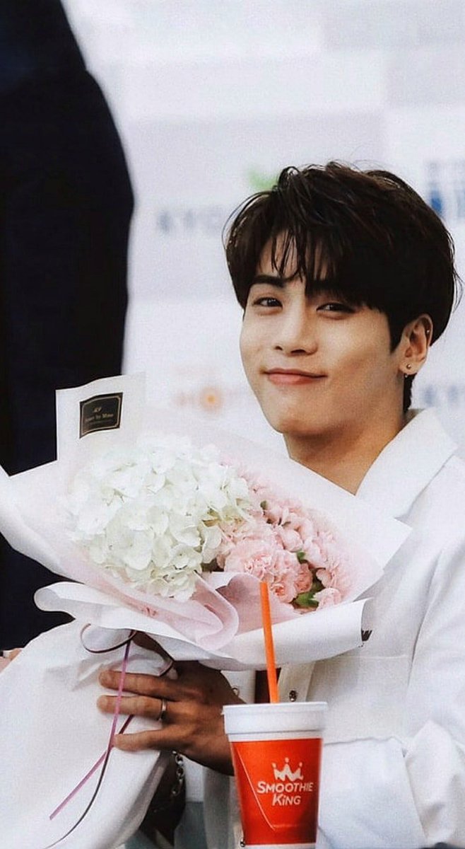 JonghyunDe's tweet photo. "Creo que está bien sentirse perdido en tu vida. Creo que está bien no alcanzar ese objetivo final. Puedes aprender cosas mientras estás perdido o hacer algo algo a través de las emociones que sientes"

• #Jonghyun (Blue Night)

Cr: thatcoolcatmeow https://t.co/denrZBEBpq