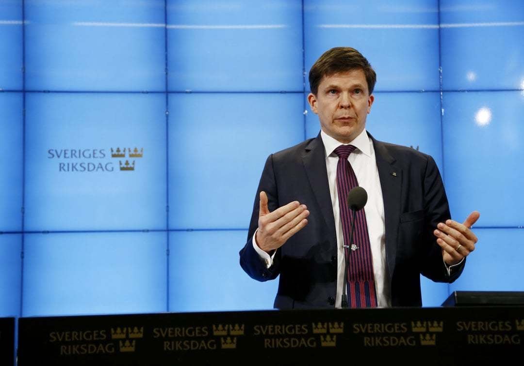 På onsdag: "Partierna har alltså bett om att få ytterligare två månader att diskutera, och även om det tar mig emot har jag valt att låta dem få det. Vi räknar med att omröstningen kan hållas lagom till midsommar" #svpol