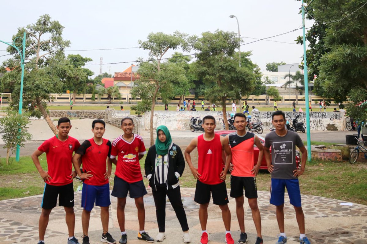 hai sobat runners tuban, yang suka lari atau yang suka lari dari kenyataan, dari pada sore duduk dikamar sambil stalking mantan, yuk ikutan lari bareng kita.
yang pingin gabung monggo kita kumpul2 di gor Tuban tiap sore.
#GakMlayuGakSeru