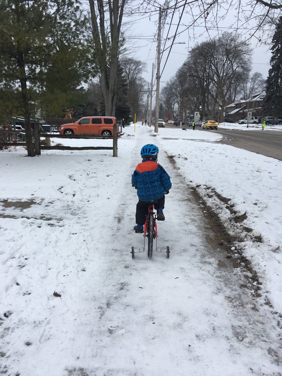 DiedrichsenJorn's tweet image. My 5-year old insisted on biking today. With training wheels, i think that was #Frostbike level beginner! ⁦@LdnOntBikeCafe⁩