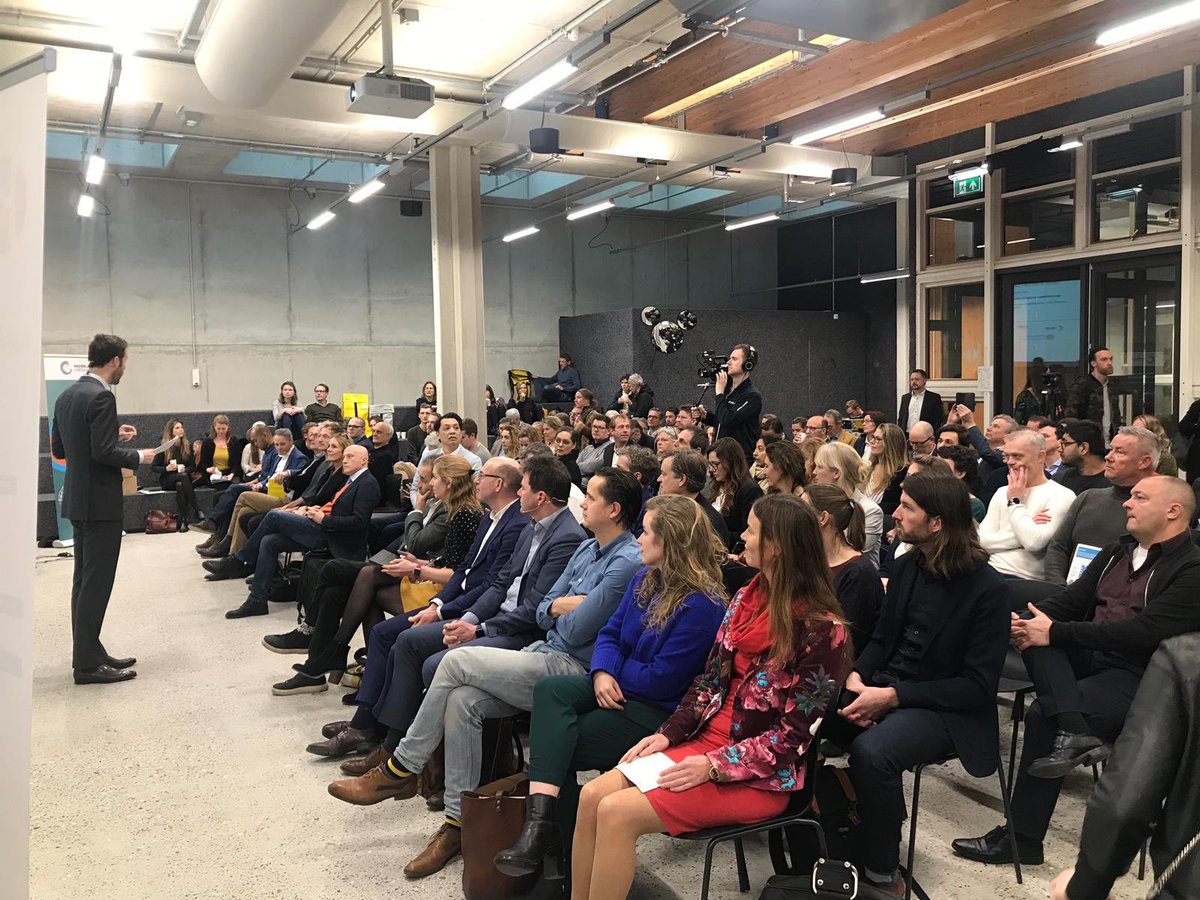 De kick-off van de week van de circulaire economie is gestart! Straks pitchen de finalisten van de KIDV startup challenge hun circulaire verpakkingsinnovaties. Vanmiddag worden de twee winnaars bekendgemaakt. Meer informatie over de finalisten: bit.ly/2lzHJef.