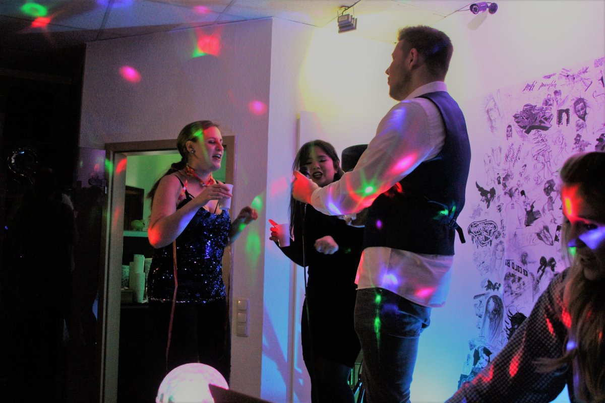 whoami_academy's tweet photo. #Karaokeparty im Musikstudio:

Ob #Teamevent oder #Junggesellenabschied: Feiern Sie Ihre gemeinsamen Hits auf unserer kleinen Bühne!

#Rap #HipHop #Coaching #DieRapagogen #Coaching #Fun #Party #Mannheim https://t.co/XxELbimZ6e