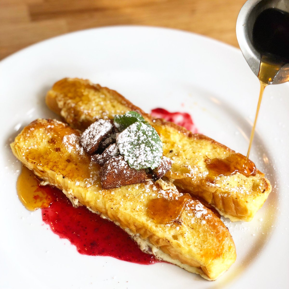 You won’t want to miss this #Medianoche #FrenchToast, along with a slew of #seafood standouts, at <a href="/EllasOysterBar/">Ella</a> Sunday #BrunchNBrine. 🥞🐟🥂 Read more on the blog today! #mmtm mitchandmeltakemiami.com/ellas-oyster-b…