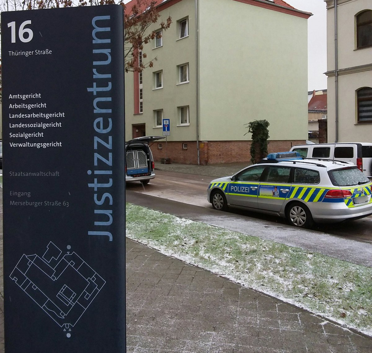 Polizei_HAL's tweet image. #Bombendrohung 

Das #Justizgebäude in der Thüringer Straße in #Halle musste aufgrund einer Bombendrohung beräumt werden. 

Derzeit ist die Thüringer Straße #gesperrt

#halle #livedabei