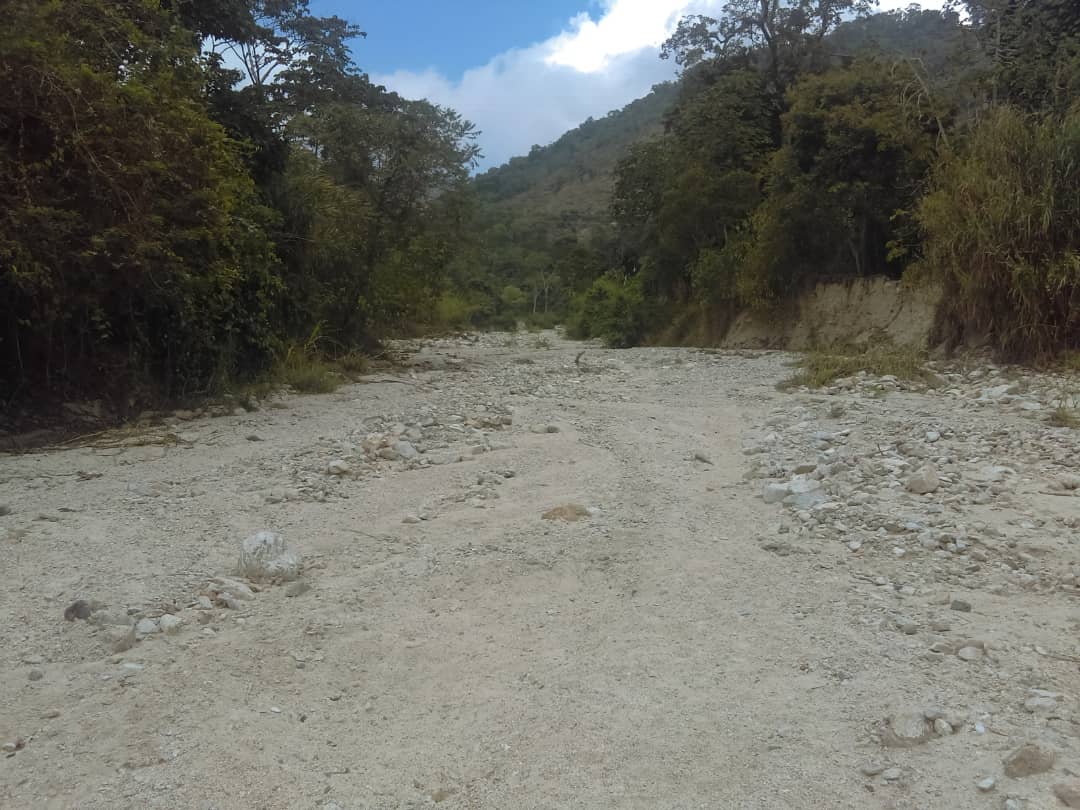 MppopMerida's tweet photo. @Marlenycdc #13Ene Director del MPPOP-MPPT conjunto con su personal realiza inspección al cajón de tres celdas ubicado en el Sector el Peñón Vía Troncal T007, Municipio Tovar Estado Mérida @carlospmerida @MppObras https://t.co/Tl8LJnZ95I