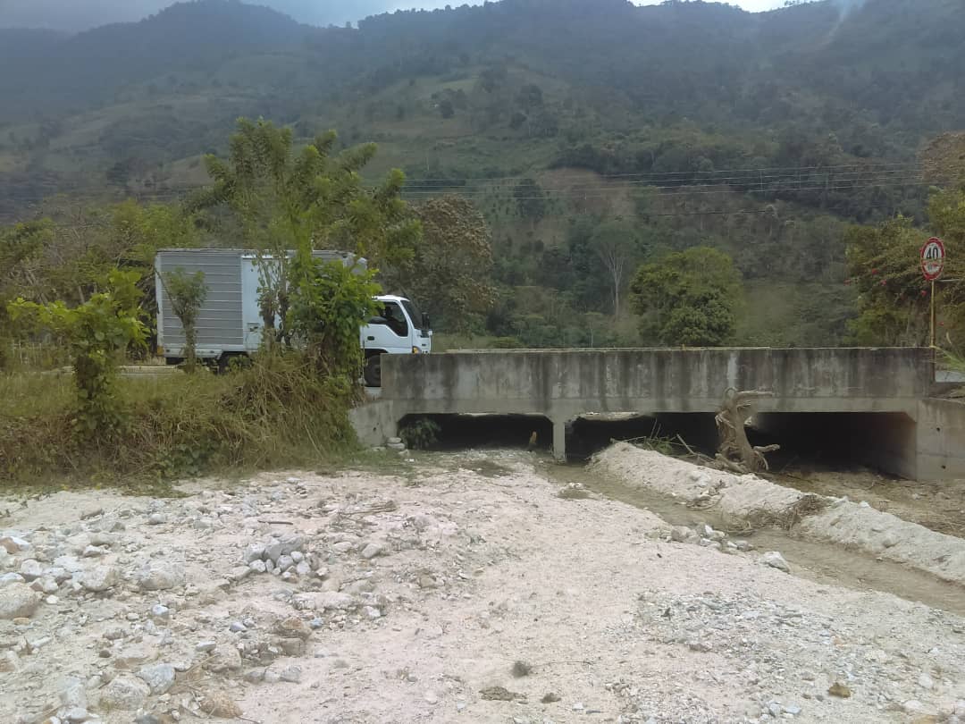 MppopMerida's tweet photo. @Marlenycdc #13Ene Director del MPPOP-MPPT conjunto con su personal realiza inspección al cajón de tres celdas ubicado en el Sector el Peñón Vía Troncal T007, Municipio Tovar Estado Mérida @carlospmerida @MppObras https://t.co/Tl8LJnZ95I