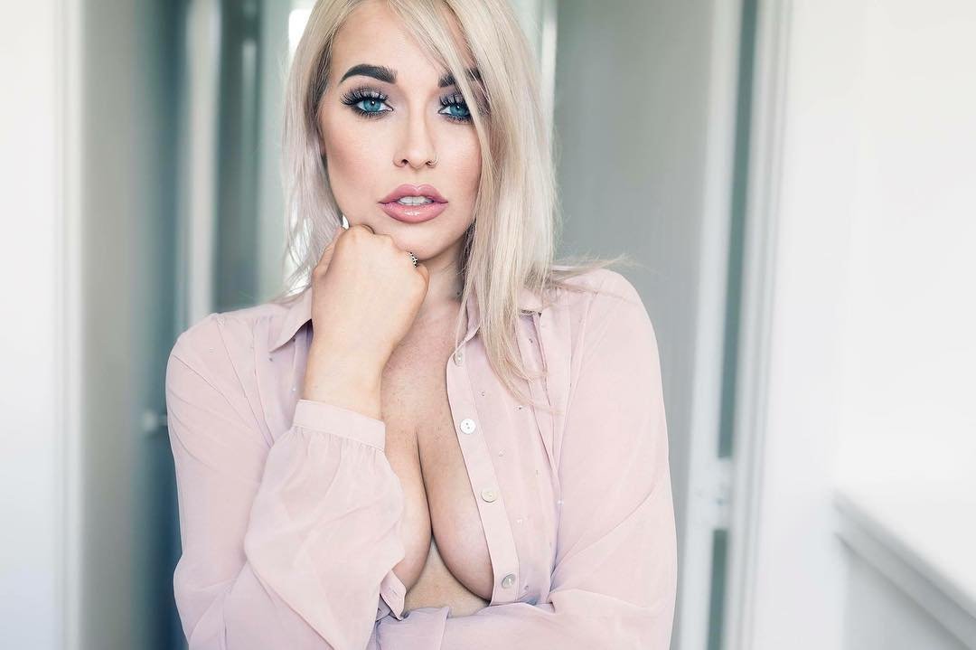 LaraSharp13's tweet image. Who wants to go for a stroll? 😛