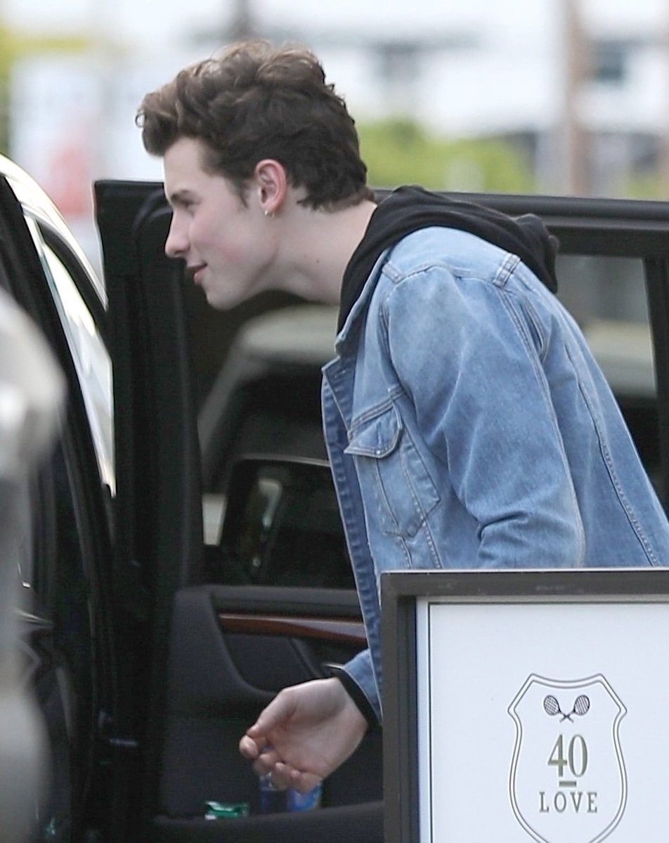 HelpSMBR's tweet photo. Fotos do Shawn em Los Angeles nesse final de semana
Ah o brinquinho aaaahhhh 
#UnderPressure #BestCoverSong #iHeartAwards https://t.co/I6ZbRONsjb