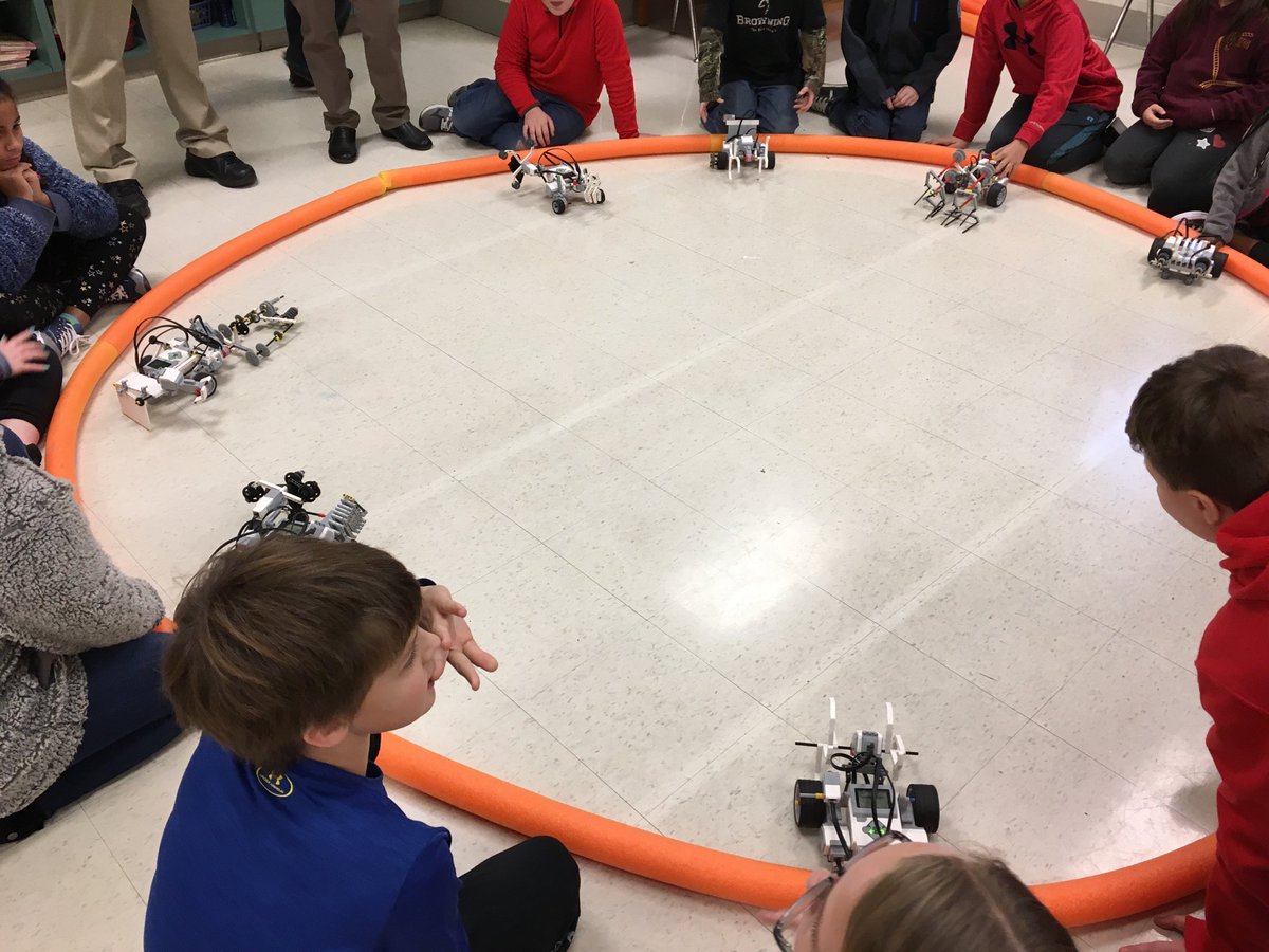 SKdavis80's tweet photo. Battle of the Bots at WES! @ccboe_news https://t.co/CVedtDQyCm