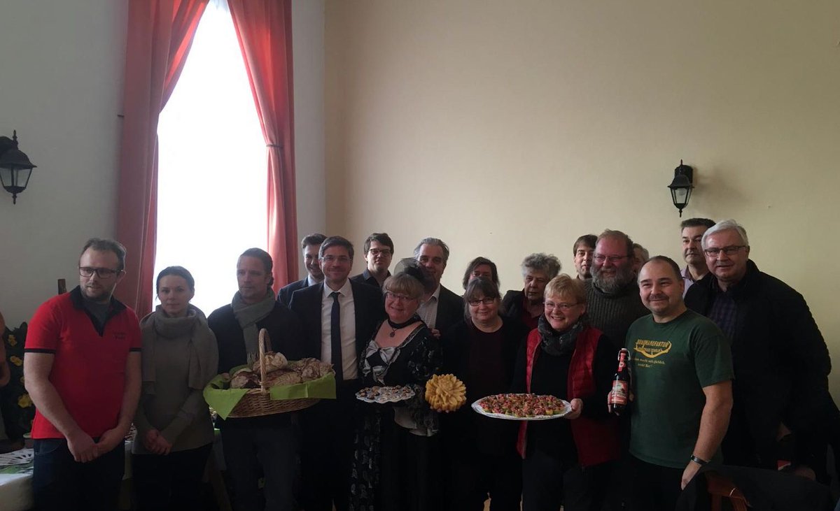 LH_Potsdam's tweet photo. Potsdams ländlichen Raum entdecken und genießen. #OBMSchubert stellt in #Uetz Aussteller des #Potsdam|er Gemeinschaftsstandes auf der @gruenewoche 2019 vor #leckerPotsdam https://t.co/VCAwT2zi42 https://t.co/HVa9BX1MqL
