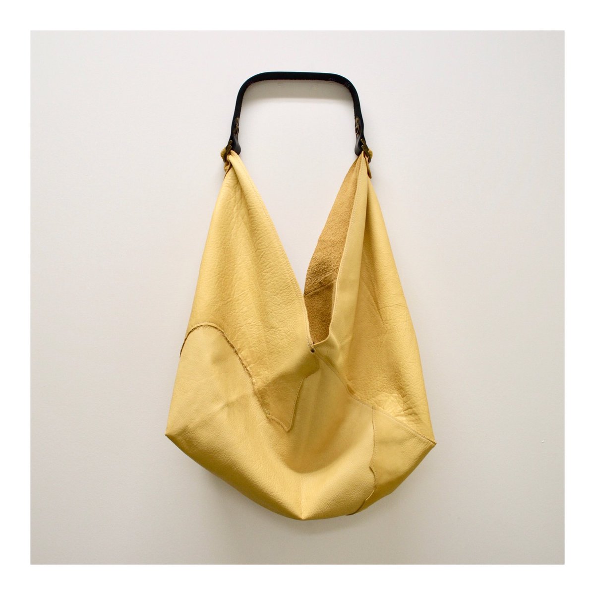 mybukuro's tweet photo. I just loved working on this Large Leather Bukuro! Utilizing all the fabulous natural edges and texture of this beautiful natural hide.
#trianglebag #leatherhobobag #localhandmade #mybukuro #supportlocal #sustainablefashion #madetolast #madeincanada #slowfashionmovement https://t.co/Dfh4S0bkFK