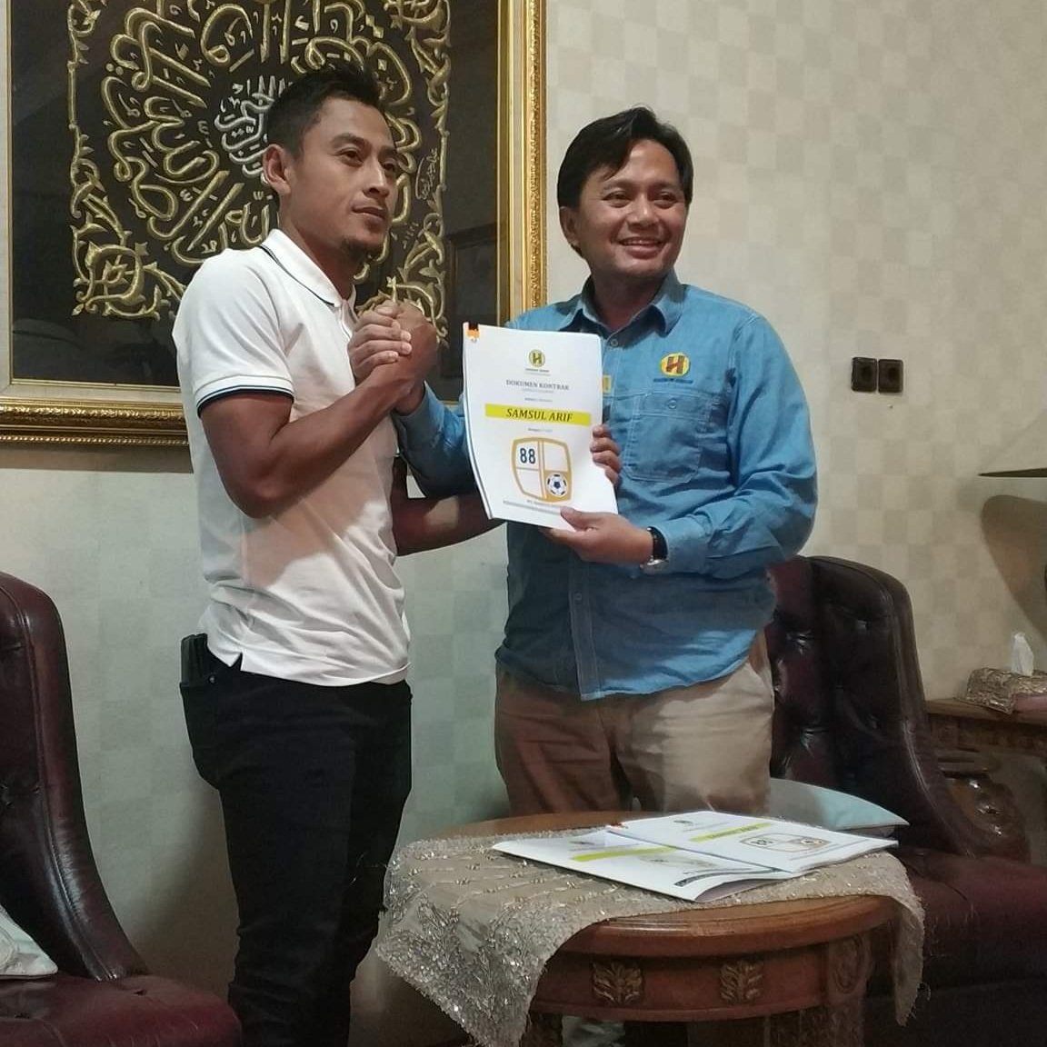 BaritoMania's tweet photo. Dan di ulang tahun nya ini cak Samsul Arif resmi memperpanjang kontraknya dengan Laskar Antasari! #SasahLakasi https://t.co/AFOimdxuFg
