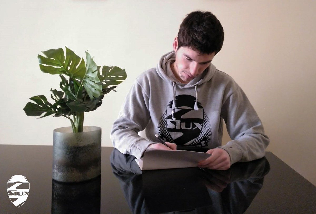 [OFICIAL] Ya puedo confirmar mi renovación con <a href="/siuxpadel/">Siuxpadel</a> 😎 La marca murciana vuelve a confiar en mí, y yo no puedo estar más satisfecho 😊 Gracias por este respaldo a mi pádel y por contar conmigo para vuestro increíble team Siux #Padel #TeamSiux #Siux #Diablo #Pegasus