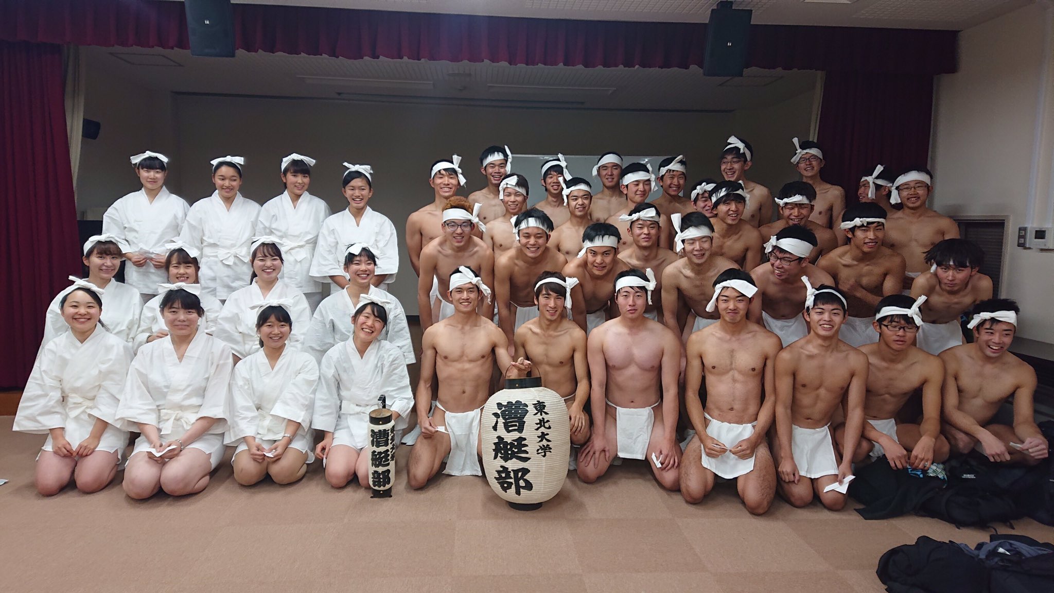 東北大学漕艇部 ボート部 どんと祭 本日 今年の必勝を祈願して部員全員で裸参りを行いました 東北大学ボート部は50年ほど前から毎年参加しています ふんどしの集団を見つけたら 東北大学ボート部 東北大学漕艇部 ボート部 どんと祭 本日 今年の必勝を祈願して部員全員で裸参りを行いました 東北大学ボート部は50年ほど前から毎年参加しています ふんどしの集団を見つけたら 東北大学ボート部