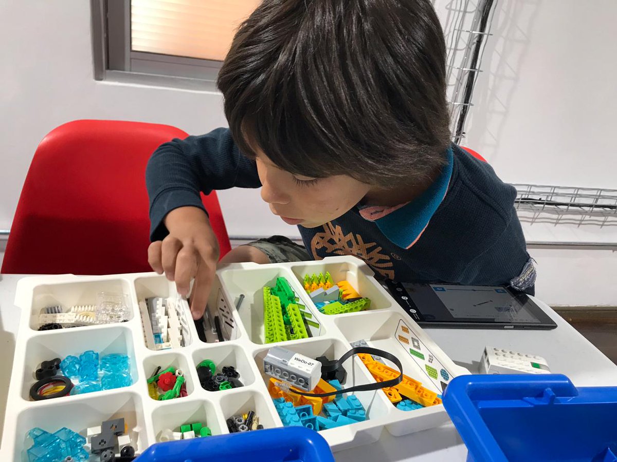 globalEsQoK's tweet photo. Dando los primeros pasos con #LEGO Wedo en el STEAM CAMP de @globalEsQoK #creatividad #robotica #vacaciones https://t.co/xawC7FnEzc