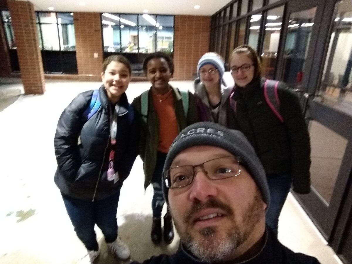ZavonCubiertos's tweet photo. Die hard #StudentAmbassadors greeting at #EdgewoodMS this morning. #AintCold #WCSmission https://t.co/J8xwepfTBl