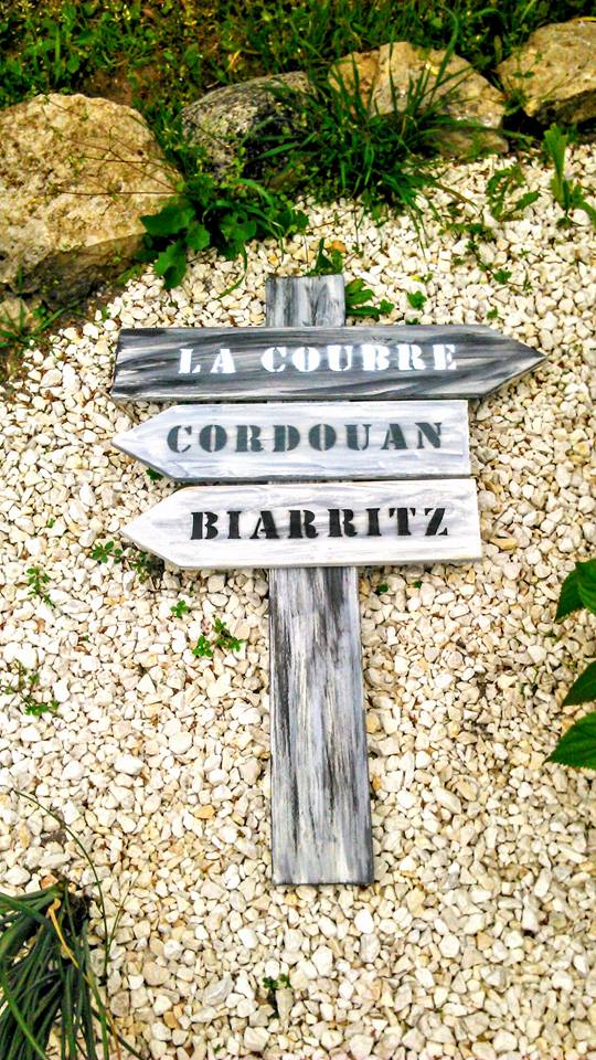 Smart_Boutiques's tweet photo. C'est par où ? C'est par ici ! Ou bien par là... Panneaux décoratifs à accrocher ou à poser. De 29 à 50 euros sur Smart Boutiques. #décoration #directions #Oléron #fabriqueenFrance #artisanat #madeinfrance #smartboutiques #Biarritz #decojardin #apero https://t.co/8HA3R32GEd https://t.co/6KcWQLWaSj