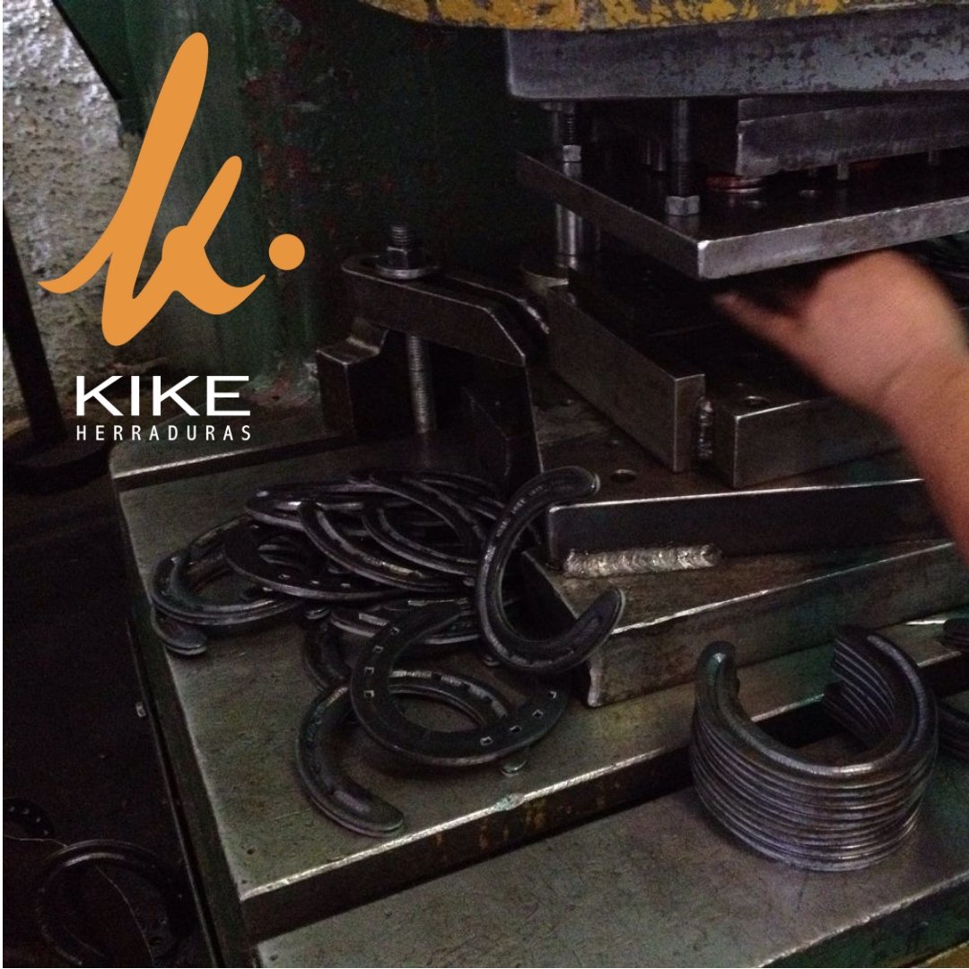 kikeherraduras's tweet photo. Listos para atenderte, llámanos al +58.212.372.10.67 o escríbenos por whatsapp al +58.424.120.83.68 para precios, envío o cualquier duda que puedas tener
.
#enero #InicioDeAño #laborar #trabajar #caballos #herraduras #compañeros #equipo #herrar https://t.co/gG2rT0CyHh