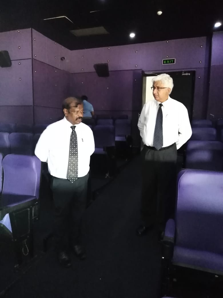 Colombocity01's tweet photo. කොළඹ මහ නගර සභාවේ මහජන සෞඛ්‍ය දෙපාර්තමේන්තුවට ලැබුණු පැමිණිල්ලකට අනුව අද දින නගරාධිපතිනි රෝසි සේනානායක මහත්මියගේ උපදෙස් පරිදි බම්බලපිටියේ පිහිටි Majestic city සිනමාහල පරීක්ෂාවට ලක් කෙරුණු අතර, එහිදී සිනමා ශාලාව ඇතුලත ඇති අසුන් මත බොහෝ සෙයින් මකුණන් බෝවී ඇති ආකාරය දක්නට ලැබිණි... https://t.co/ePVUTaOBql