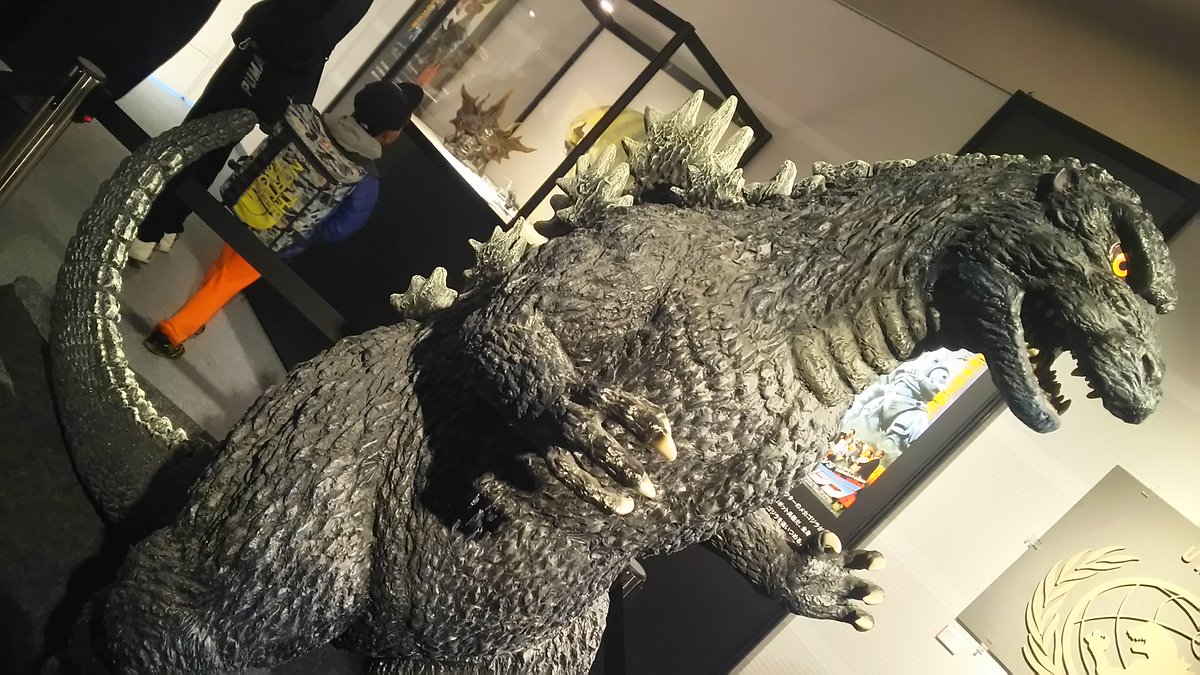 鷹取 على تويتر 壁紙にしようかと思って タイトルバック用に作られたゴジラの皮膚とキングギドラの皮膚の壁 キングギドラはやはりうろこを一枚一枚切って貼ってる