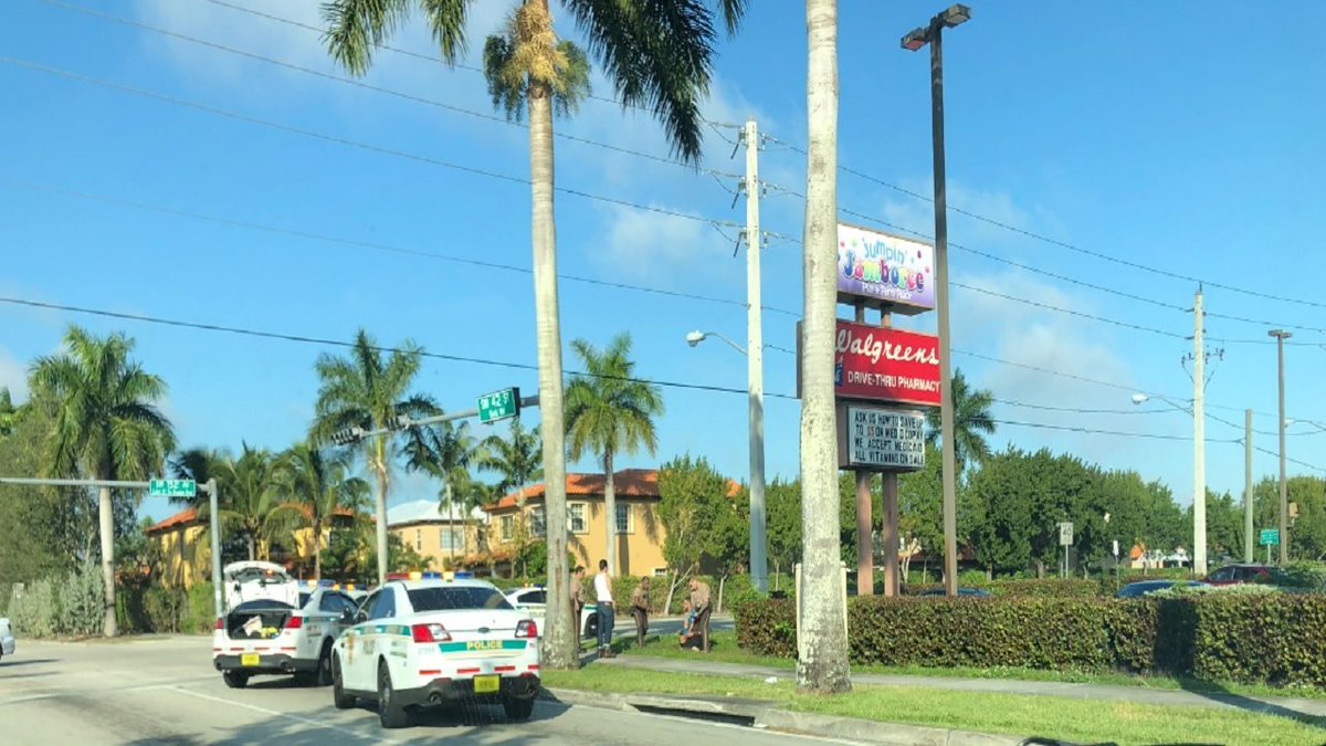 Man accused of smashing glass windows, knocking over computers at Miami-Dade bank bit.ly/2Fxxv9p?utm_so… https://t.co/vlYv6lWKjt