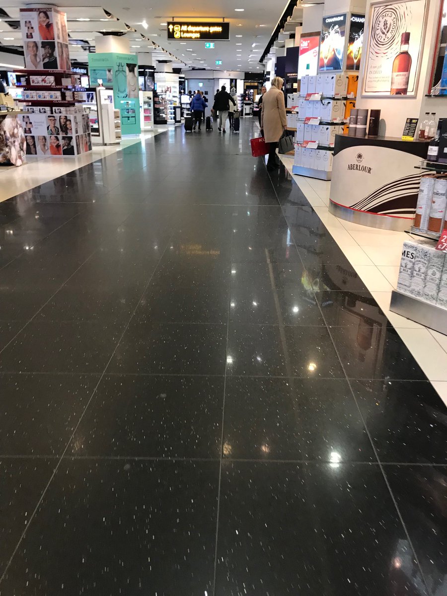 OvePedersen1's tweet photo. Er man gammel når man er i den gruppe af mænd der ikke bliver overfaldet med prøve pust af mande parfume i Gatwick lufthavnen i London.
Måske man så skulle lave en direkte vej udenom parfume afdelingen til os https://t.co/6RLlhGkW4P