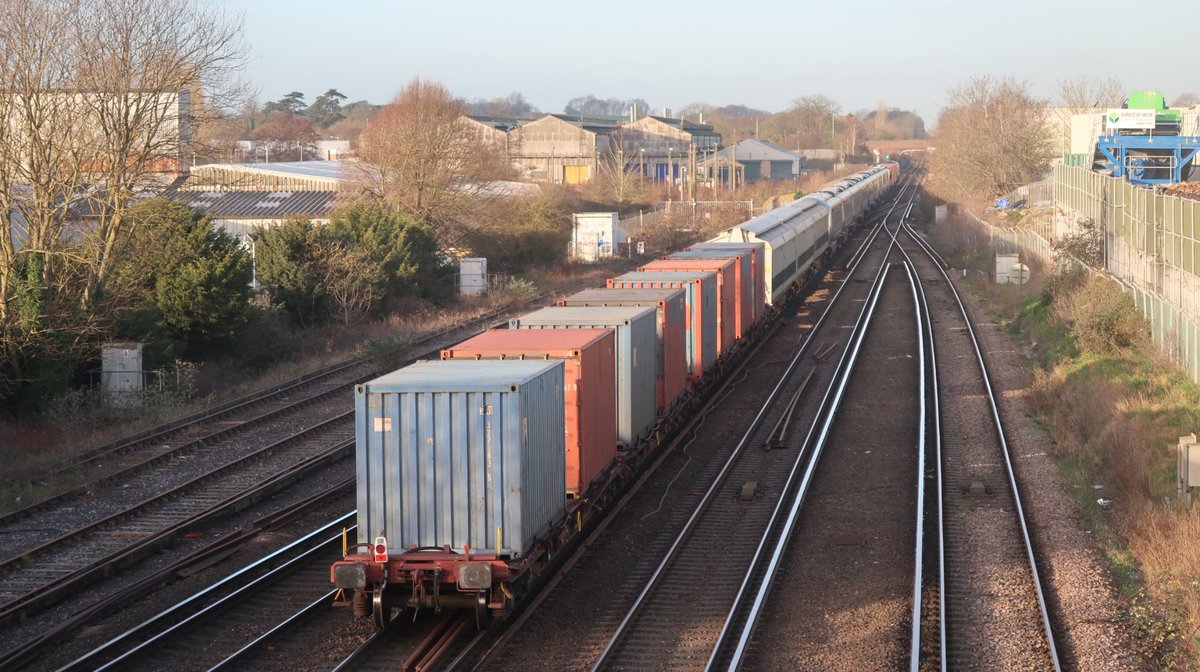 martinw02998119's tweet image. 66710 with GWR 802107 Dollands Moor to North Pole 14/1/19 @GBRailfreight @GWRHelp @GWRNewTrains #class66 #class802