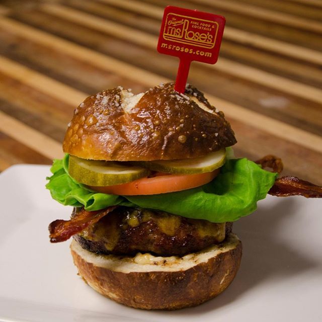 MsRosesFineFood's tweet photo. Time to get messy with this tasty guy. 🍔 #MsRoses
.
.
.
#burger #charleston #westashley #chs #chseats #foodie #chsfoodie #chsfoodies #chucktown #holycityeats #holycity #eats #yum https://t.co/0qfHi9jSpt https://t.co/YGzXhqnGqa