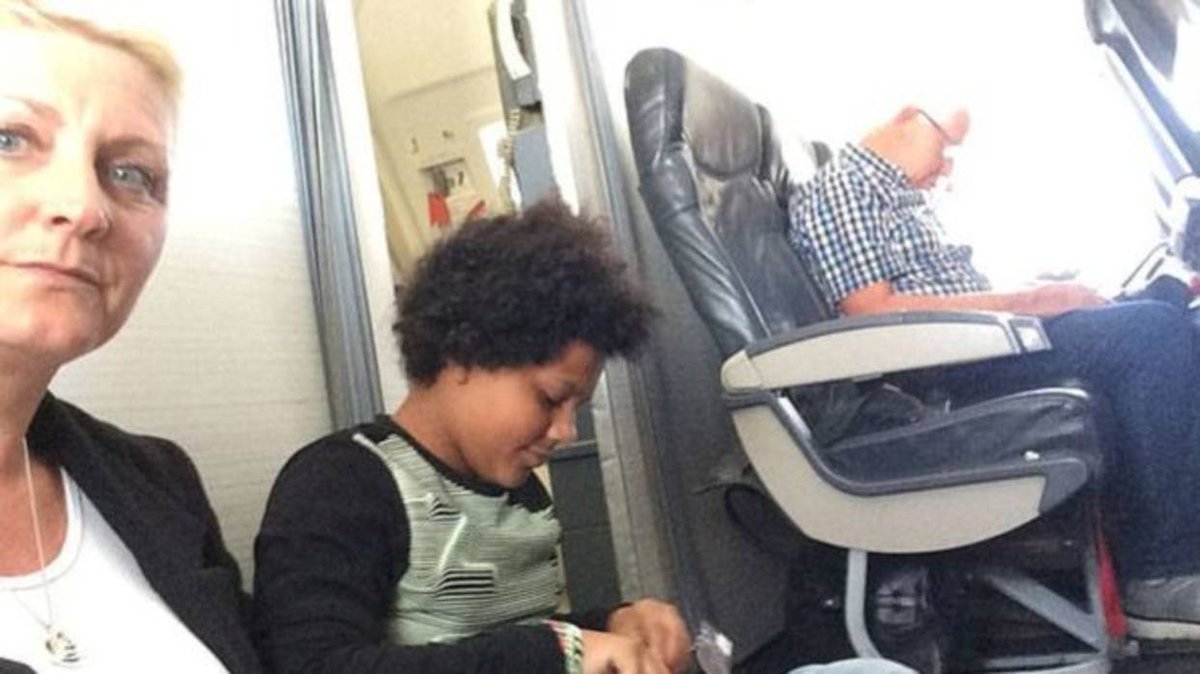 Familia viajó en el suelo de un avión porque sus asientos no existían http://bit.ly/2ChnCt8