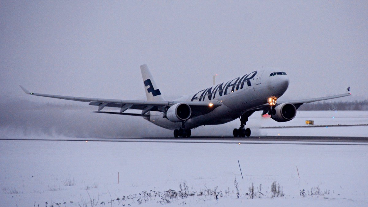 Esa_Juntunen's tweet photo. "I've had enough of snow, lets head towards New York", said the #Finnair #Airbus #A330 during takeoff after a refreshing #deicing shower in #HelsinkiAirport #EFHK. #Planespotting #aviation #paxex #avgeek #randomtakeoffs https://t.co/7BKlzuJXJc