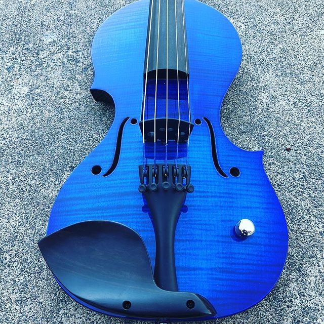 ElectricVlnShop's tweet photo. Anyone feeling blue on a Monday?
.
.
@woodviolins #violin #violinist #violinplayer #instrument #violon #violine #violino #скрипка #skrzypce #geige #fiddle #fiddleplayer #electricviolin #electroviolin #musicstore #viola #cello #electricviola #electriccell… https://t.co/PmKe1ibLEd https://t.co/6zqLubh2L2