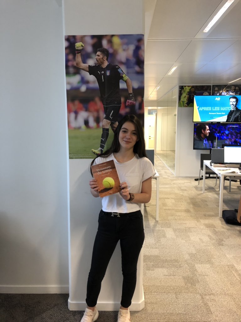 lequipedusoir's tweet photo. [🎀🎁🎊🚨ALERTE CADEAU🚨🎊🎁🎀]

Les amis ! Ce soir c'est.......... TENNIS !
On vous fait gagner le dictionnaire du tennis, présenté par @vicgrousset  !
  
Pour tenter votre chance:   
🔁Retweetez🔁
✅Followez le compte de l'#EDS✅
   
🍀Bonne chance !🍀 
#EDS https://t.co/56yCEAhXOR